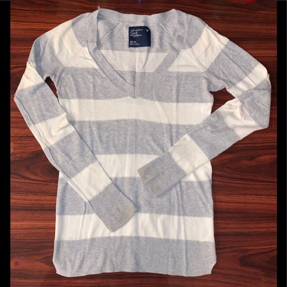 American Eagle Gray And White Lightweight Sweater - Picture 2 of 3